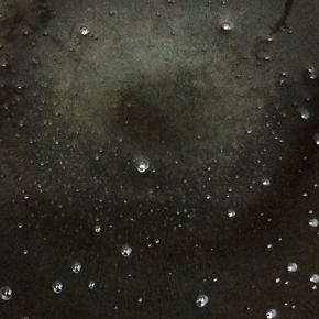 另起一锅加入适量的油，里面在将盐加入大火烧热