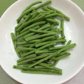 将洗干净的长豆角切成长段