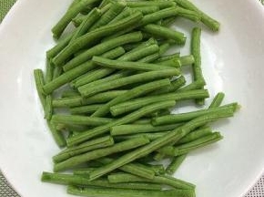 将洗干净的长豆角切成长段