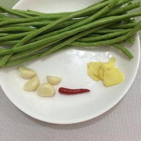 准备好食材：长豆角、姜、蒜和小米椒