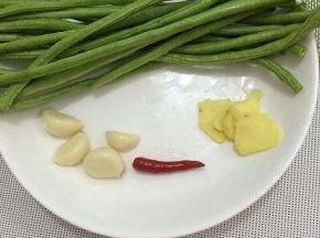 准备好食材：长豆角、姜、蒜和小米椒