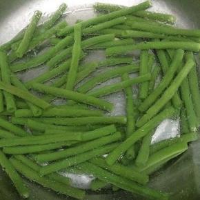 捞出用凉开水冲一下，捞出沥干水分