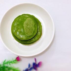 锅里加入适量的油，等油热后，勺一勺稀糊，倒入锅中煎熟即可