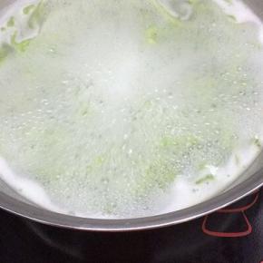 锅里加入适量的水烧开，将面条机直接对着锅里挤压面条，全部挤完，面条在煮五分钟