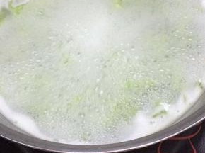 锅里加入适量的水烧开，将面条机直接对着锅里挤压面条，全部挤完，面条在煮五分钟