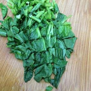 菠菜洗干净，切成小段