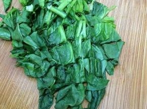 菠菜洗干净，切成小段