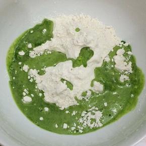 将菠菜汁倒入面粉中