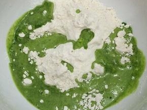 将菠菜汁倒入面粉中