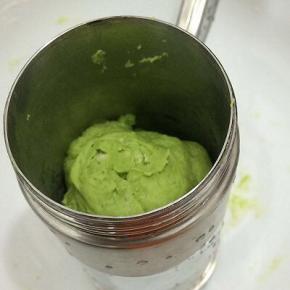 将面团放入手动面条机中