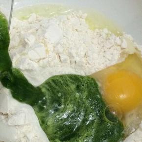 菠菜渣也不要浪费，加入一个鸡蛋和少量面粉，调成稀糊