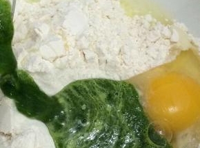 菠菜渣也不要浪费，加入一个鸡蛋和少量面粉，调成稀糊