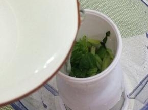 加入一小碗水