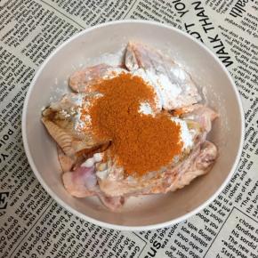 加入玉米淀粉和新奥尔良腌料，用手抓匀，包上保鲜膜放入冰箱冷藏入味3个钟头左右。