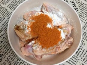 加入玉米淀粉和新奥尔良腌料，用手抓匀，包上保鲜膜放入冰箱冷藏入味3个钟头左右。