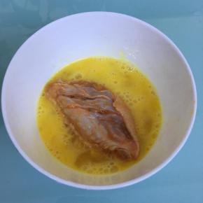 鸡蛋打散，将腌好的鸡翅裹上鸡蛋液。