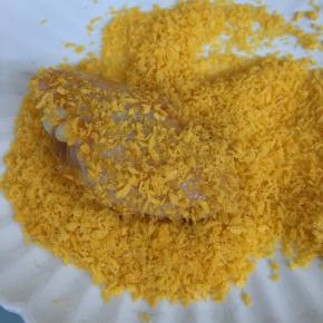 再将鸡翅正反两面裹上面包糠。