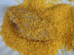 再将鸡翅正反两面裹上面包糠。