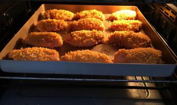 送入事先预热好的烤箱中层，上下火200度，20分钟。