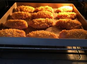 送入事先预热好的烤箱中层，上下火200度，20分钟。