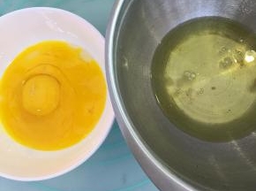 蛋黄，蛋白分离，分别装入无油无水的容器中。