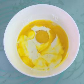 纯牛奶和玉米油混合，加入蛋黄，用蛋抽搅拌均匀。