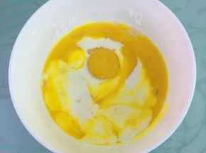 纯牛奶和玉米油混合，加入蛋黄，用蛋抽搅拌均匀。