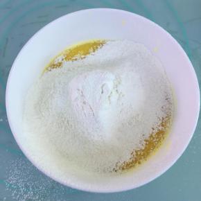 筛入低粉，用蛋抽搅打均匀至无干粉。