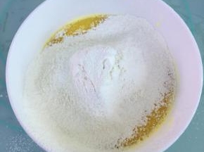 筛入低粉，用蛋抽搅打均匀至无干粉。