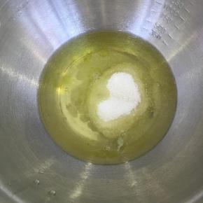 蛋白中滴入几滴柠檬汁，加入细砂糖。