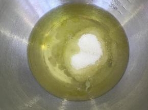 蛋白中滴入几滴柠檬汁，加入细砂糖。