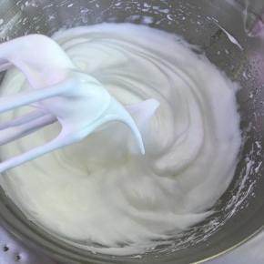用电动打蛋器低速打发至湿性发泡。