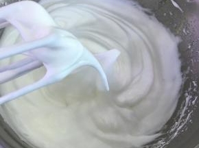用电动打蛋器低速打发至湿性发泡。