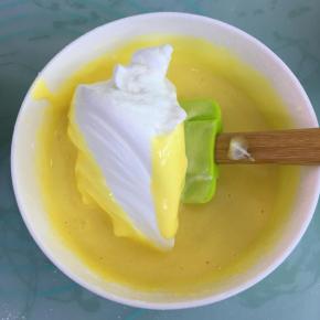 取三分之一的蛋白霜到蛋黄糊里，翻拌均匀。