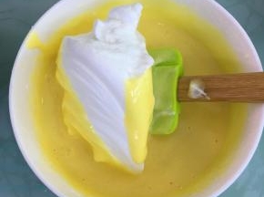 取三分之一的蛋白霜到蛋黄糊里，翻拌均匀。