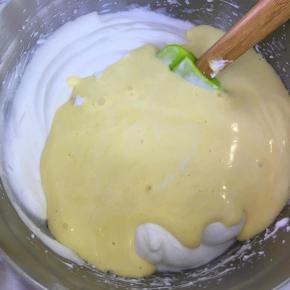 将拌好的蛋糕糊倒入到剩余的蛋白霜中，翻拌均匀。