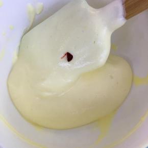 取少许拌好的蛋糕糊加入色素，翻拌均匀装入裱花袋中。