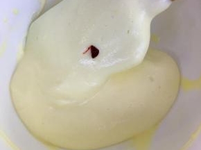 取少许拌好的蛋糕糊加入色素，翻拌均匀装入裱花袋中。