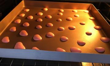 送入事先预热好的烤箱中层，上下火150度，1分钟。