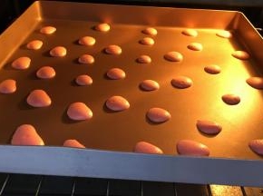 送入事先预热好的烤箱中层，上下火150度，1分钟。