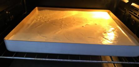 送入烤箱中层，上下火150度，35分钟。