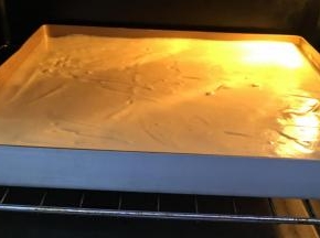 送入烤箱中层，上下火150度，35分钟。