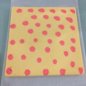 烤好后戴上隔热手套将烤盘取出，倒扣在烤架上，降温后脱模到油纸上。