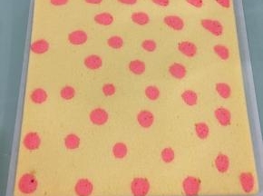 烤好后戴上隔热手套将烤盘取出，倒扣在烤架上，降温后脱模到油纸上。