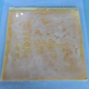 将蛋糕翻面，在蛋糕体上挤入炼奶，抹匀。