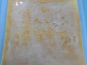 将蛋糕翻面，在蛋糕体上挤入炼奶，抹匀。