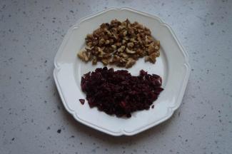 蔓越莓切碎，核桃切碎