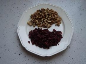 蔓越莓切碎，核桃切碎