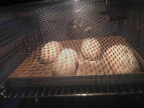 放入预热好180度的烤箱烘烤18分钟左右