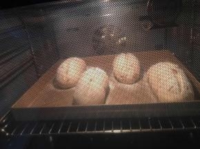 放入预热好180度的烤箱烘烤18分钟左右